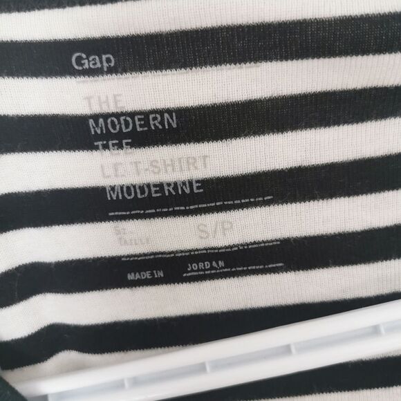 *Free Gap Tshirt size S - Picture 2 of 4